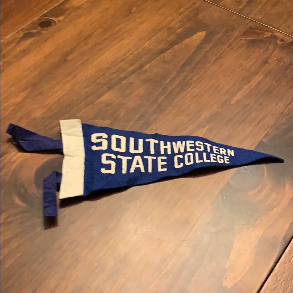 👙Small Vintage Southwestern State College Pennant